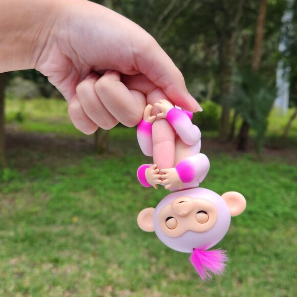 WowWee Fingerlings Interactive Baby Emma Pink Monkey Toy Figure - Picture 2 of 2
